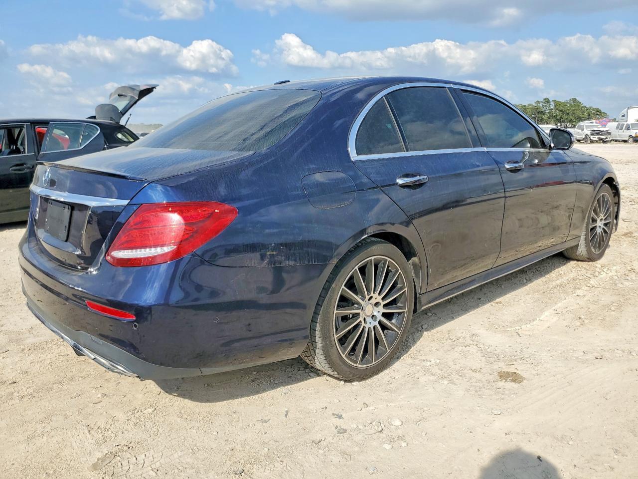 2017 Mercedes-Benz E 300 4Matic - Фото 3