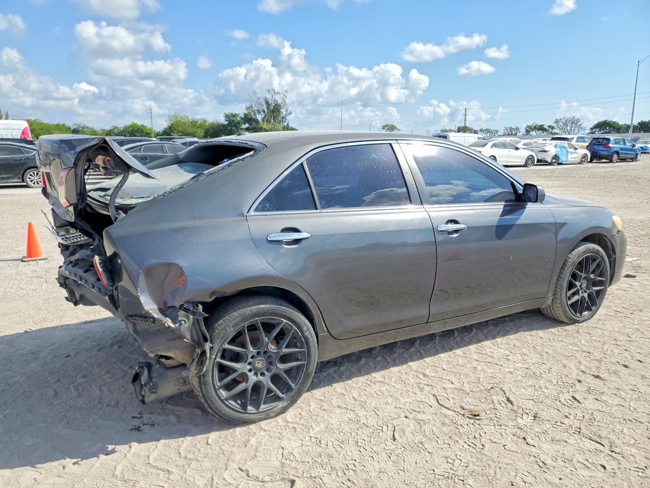 2010 Toyota Camry Le - Фото 3