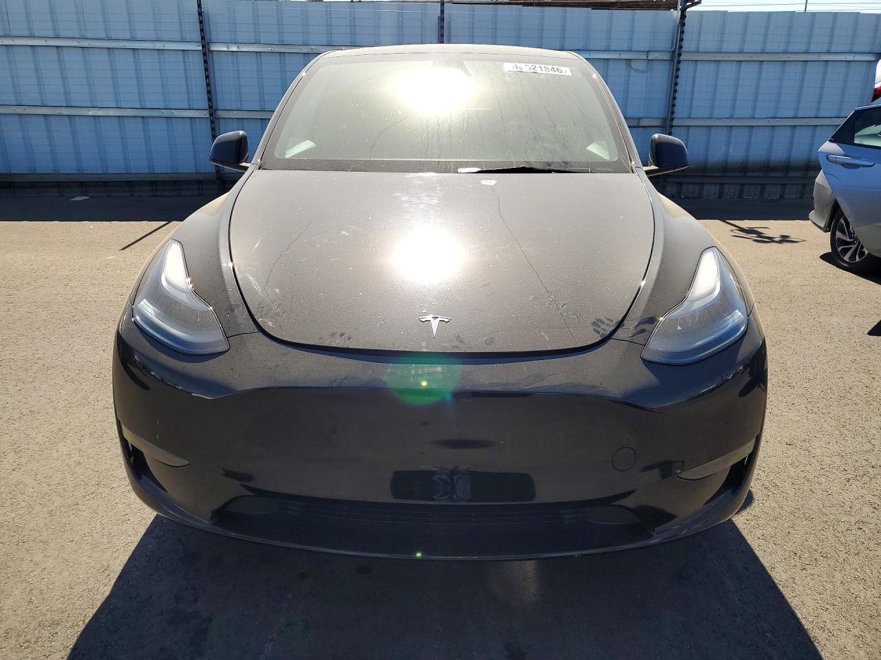 2025 Tesla Model Y - Фото 5
