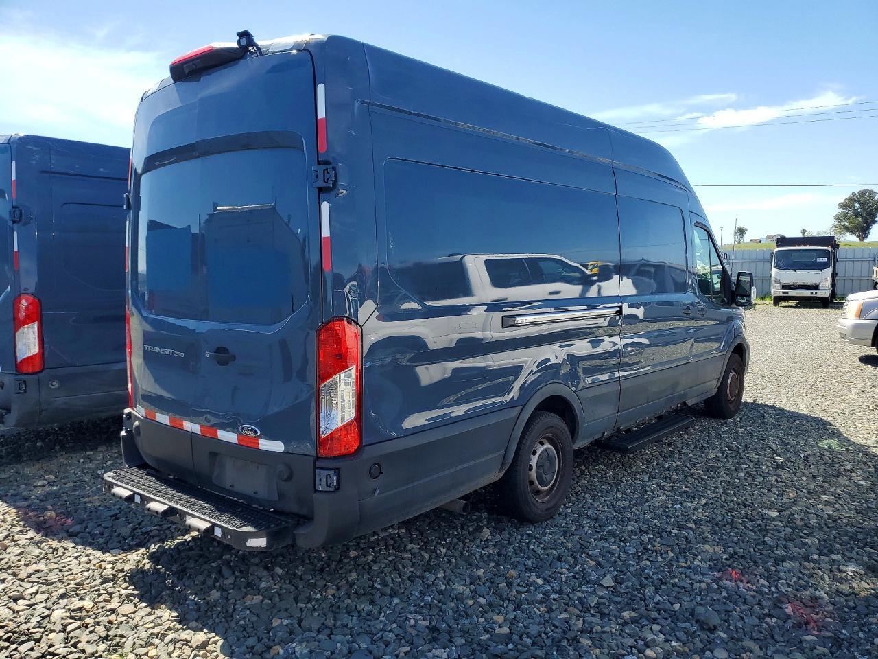 2020 Ford Transit 250 Delivery Van - Фото 3