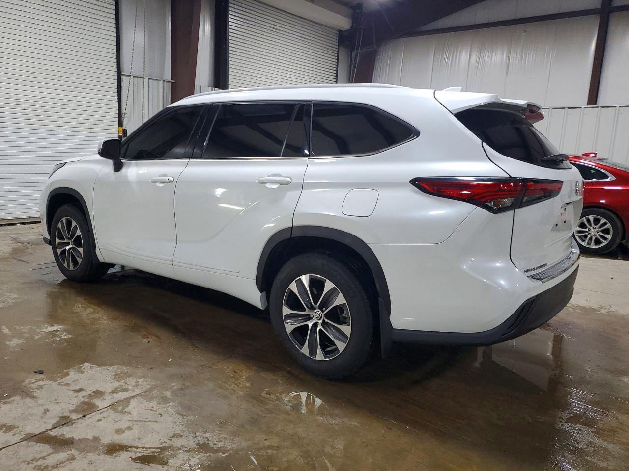 2022 Toyota Highlander Xle - Image 2