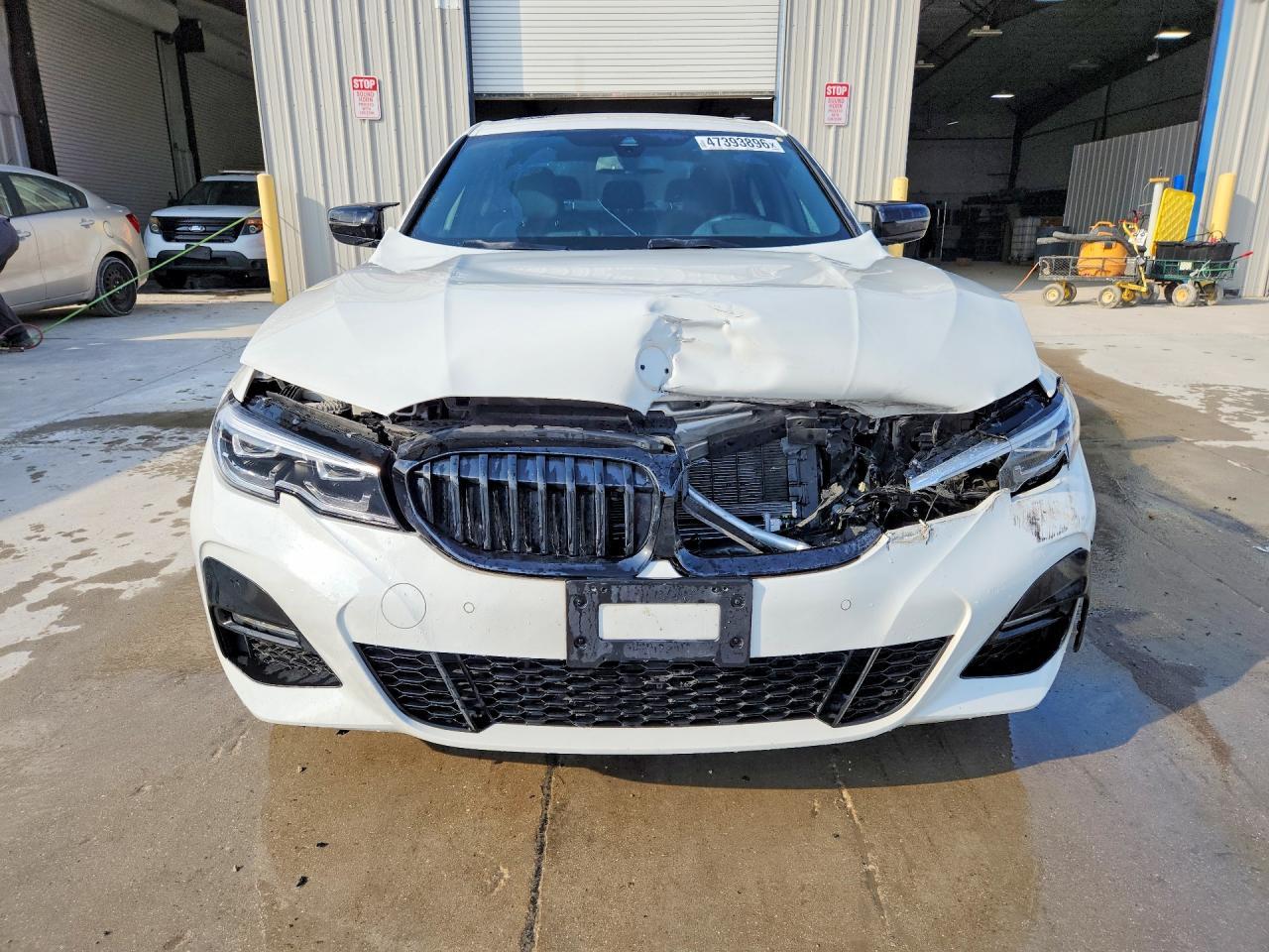 2020 BMW 330Xi - Фото 5