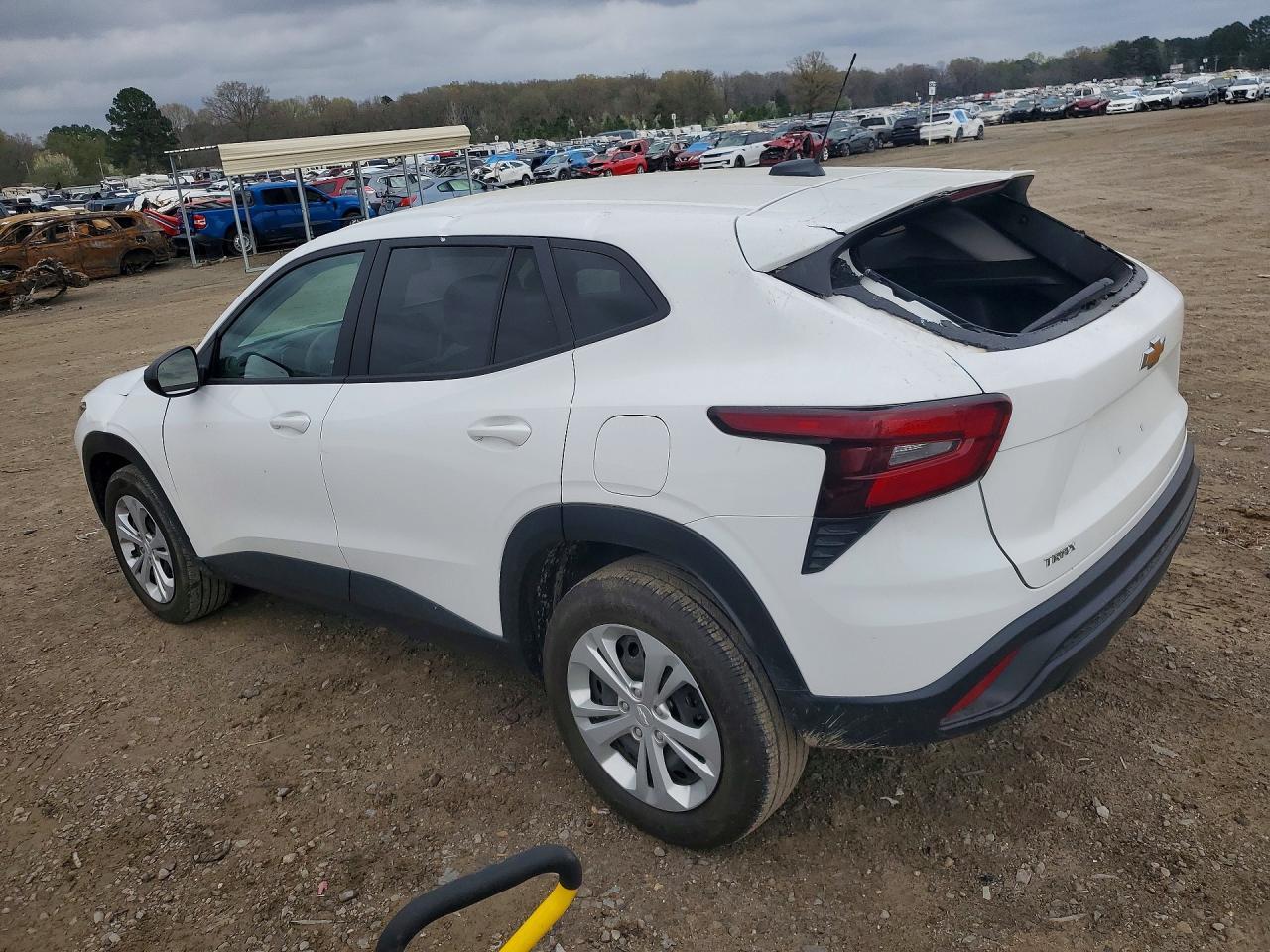 2024 Chevrolet Trax Ls - Фото 2