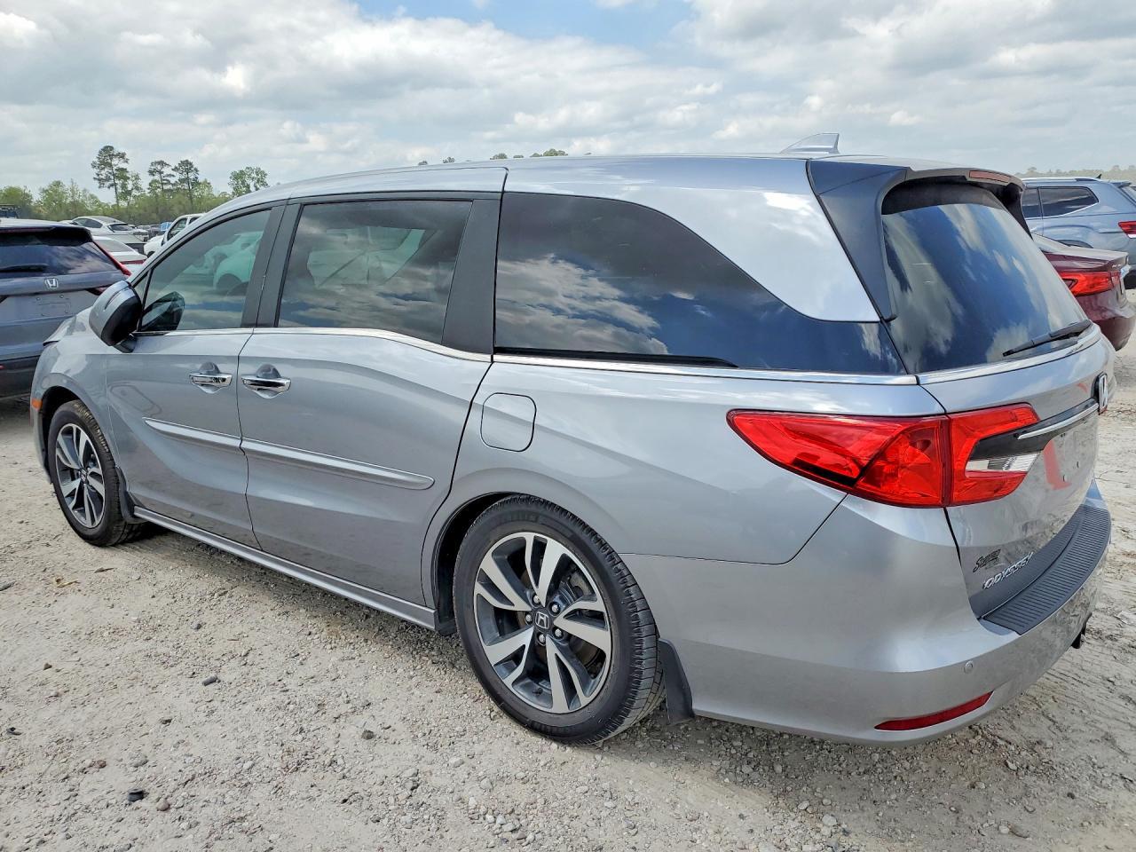 2023 Honda Odyssey Touring - Image 2
