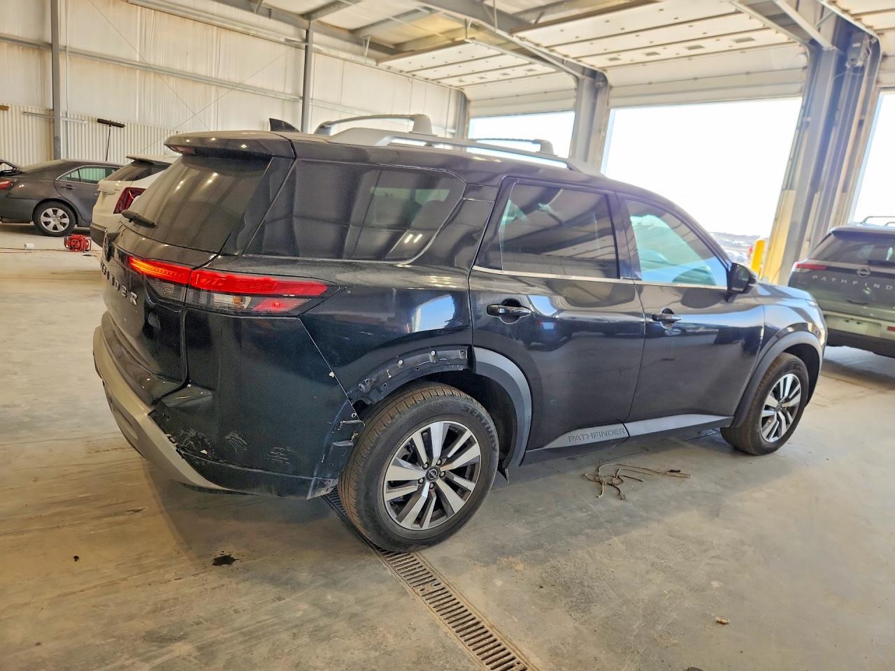 2023 Nissan Pathfinder Sl - Image 3