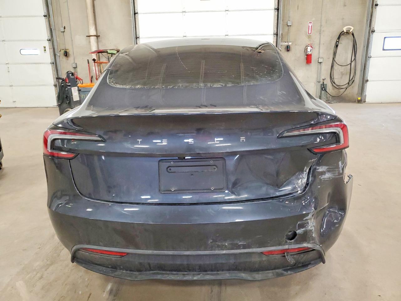 2025 Tesla Model 3 - Фото 6