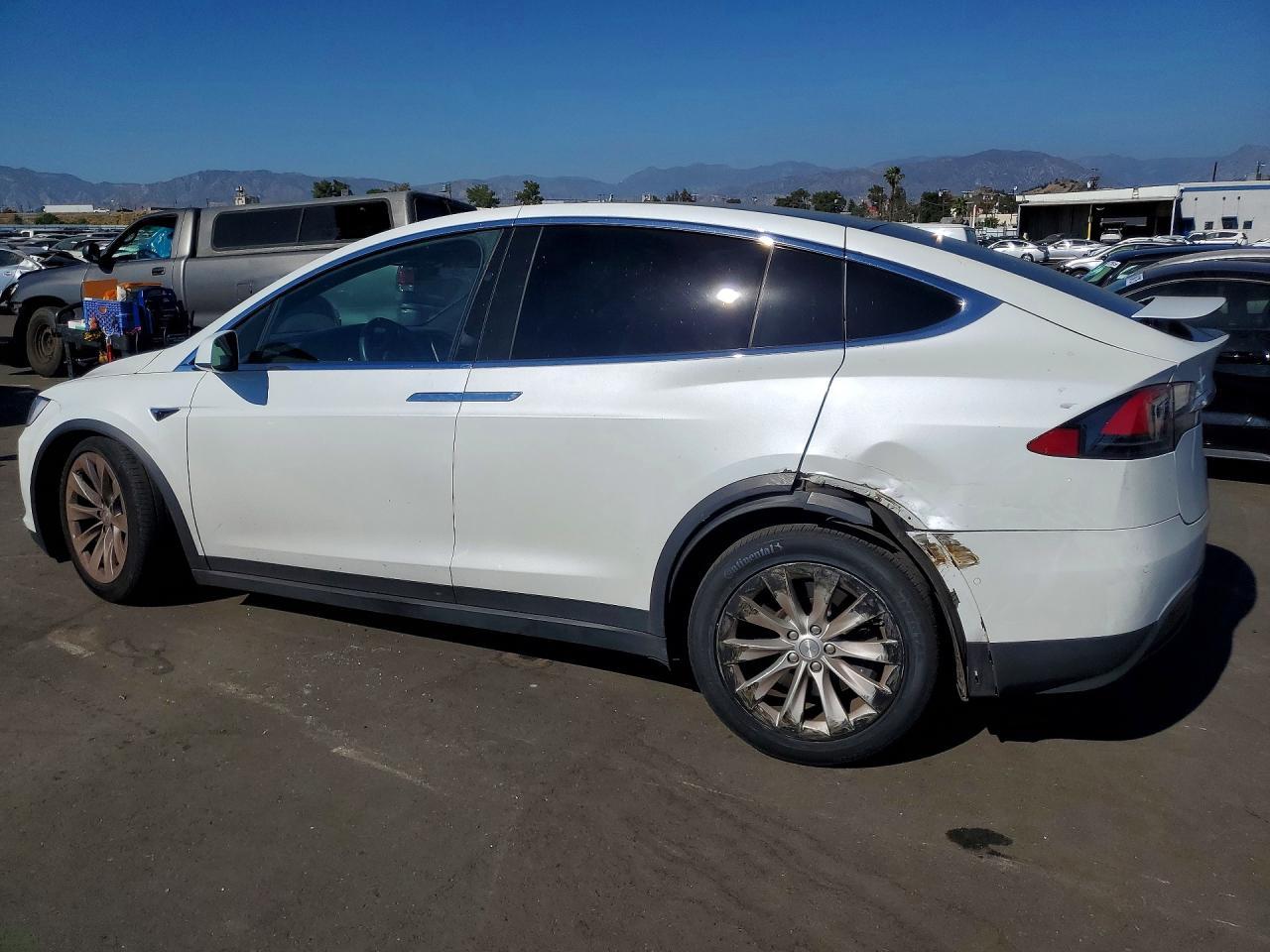 2020 Tesla Model X - Фото 2