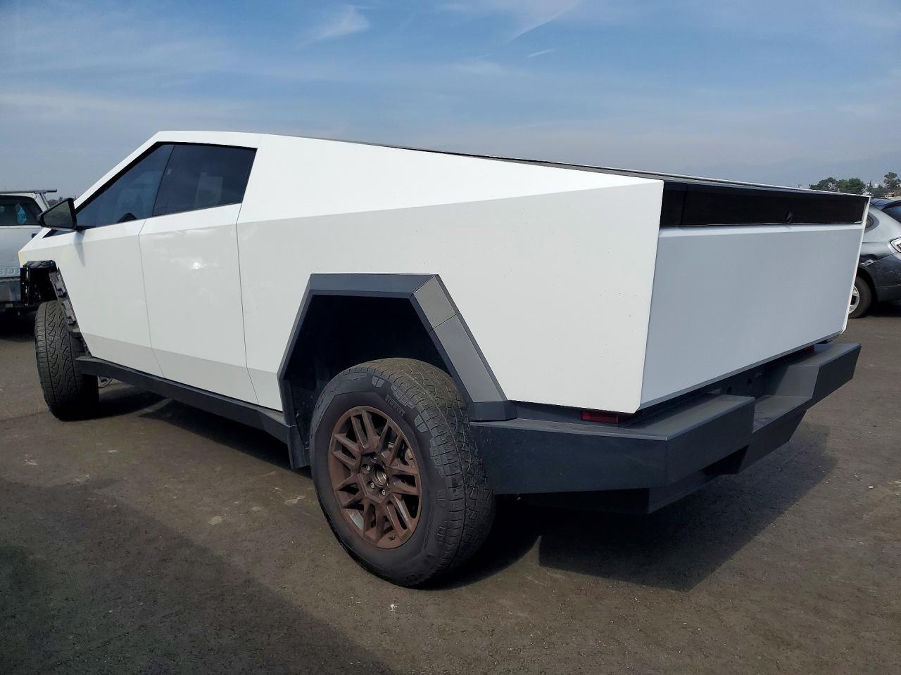 2025 Tesla Cybertruck - Фото 2