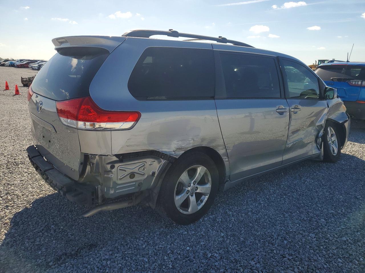 2013 Toyota Sienna Le 8-Passenger - Фото 3
