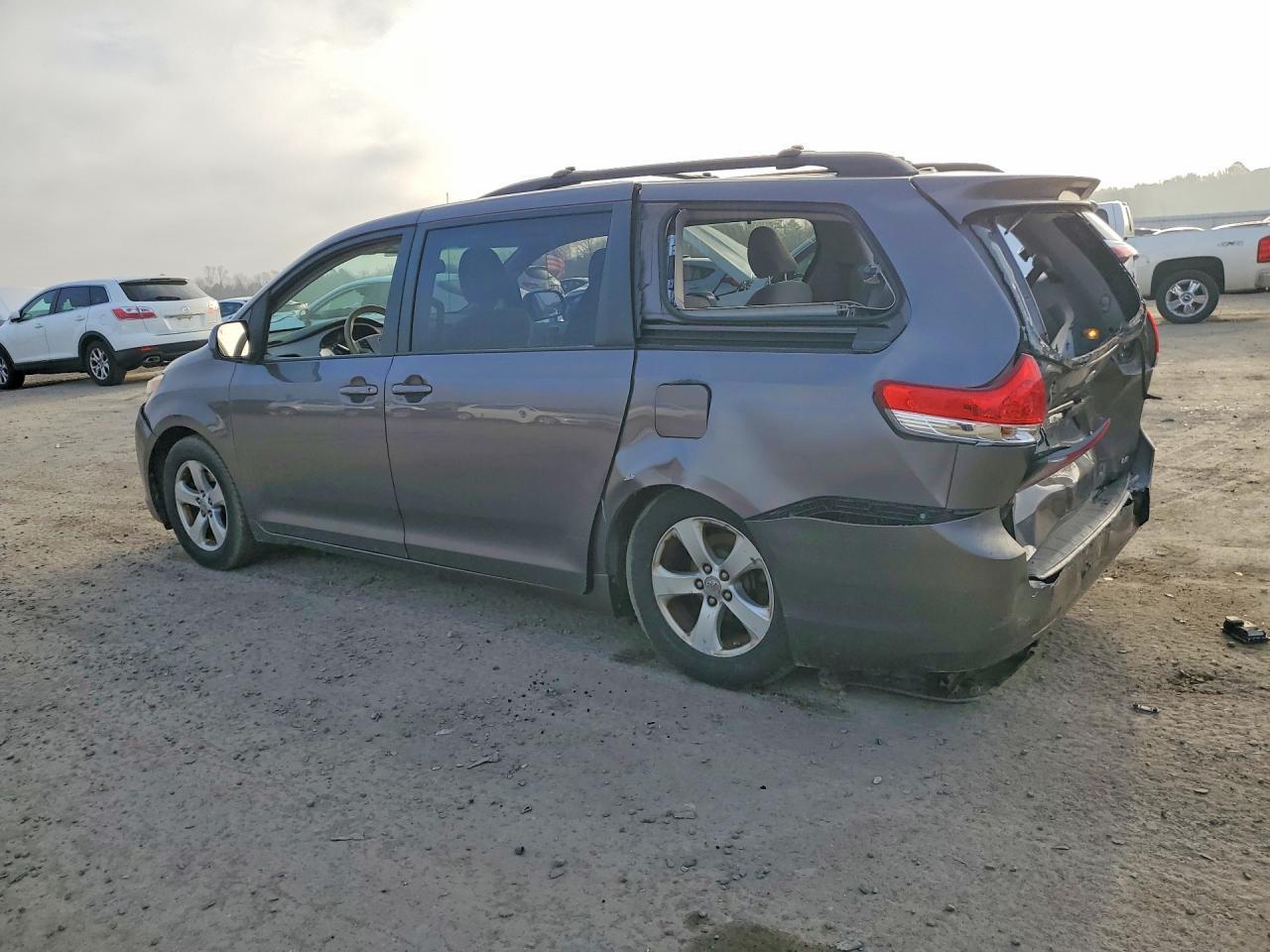 2012 Toyota Sienna Le 8-Passenger - Фото 2