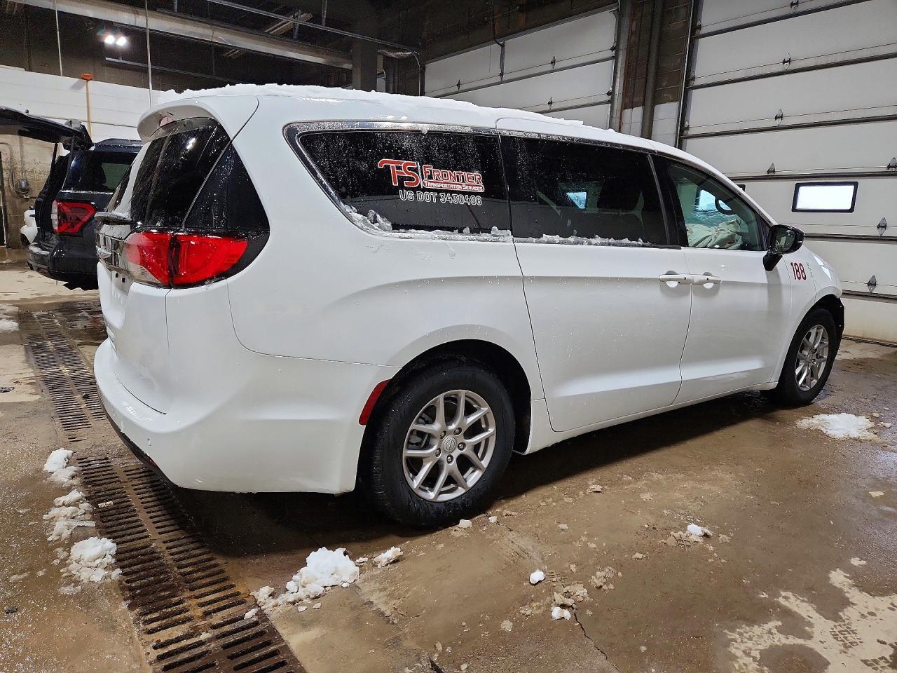 2025 Chrysler Voyager Lx - Фото 3