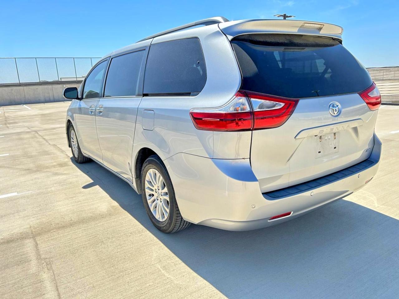 2017 Toyota Sienna Xle 8-Passenger - Фото 3