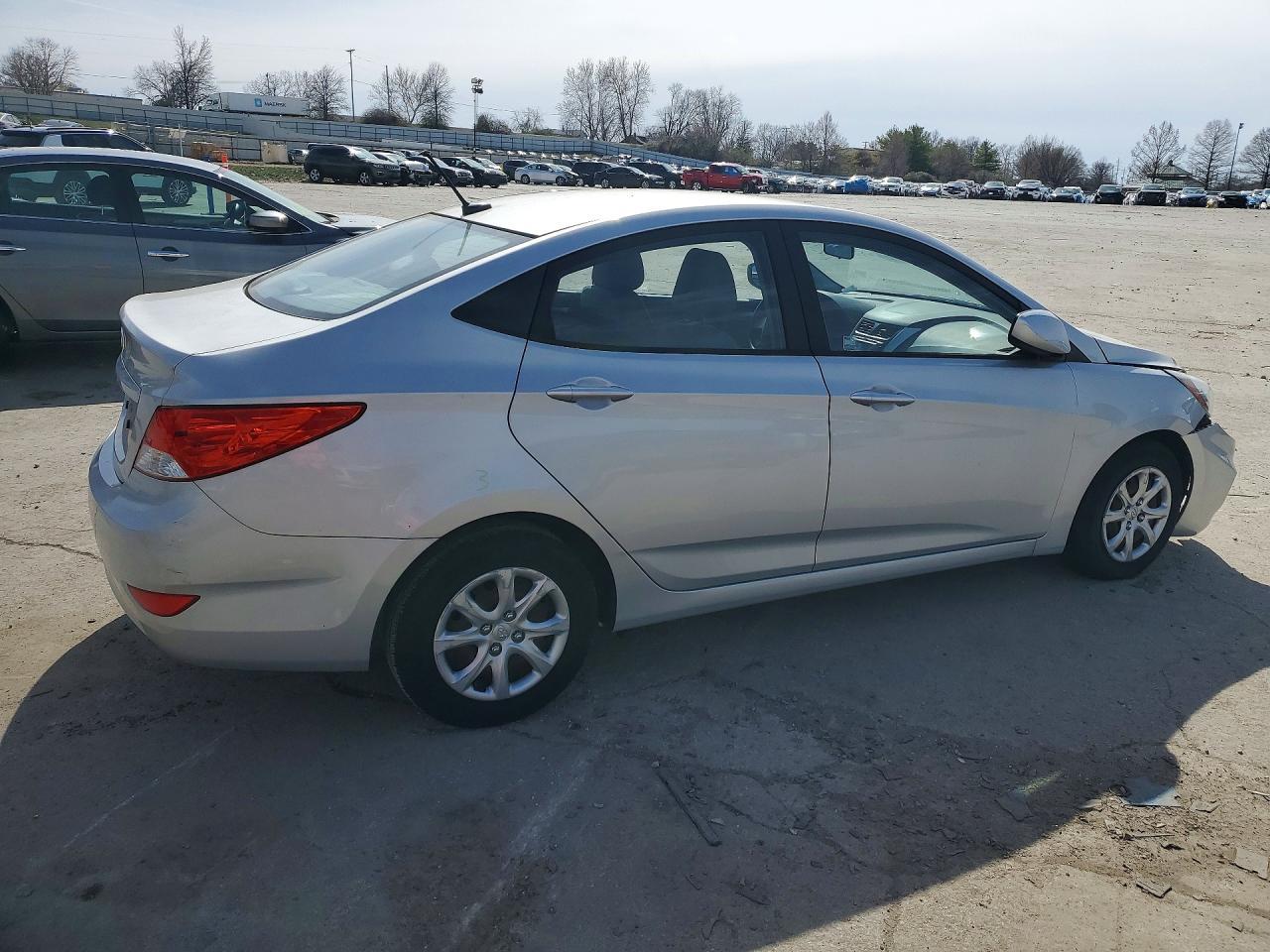 2013 Hyundai Accent Gls - Фото 3