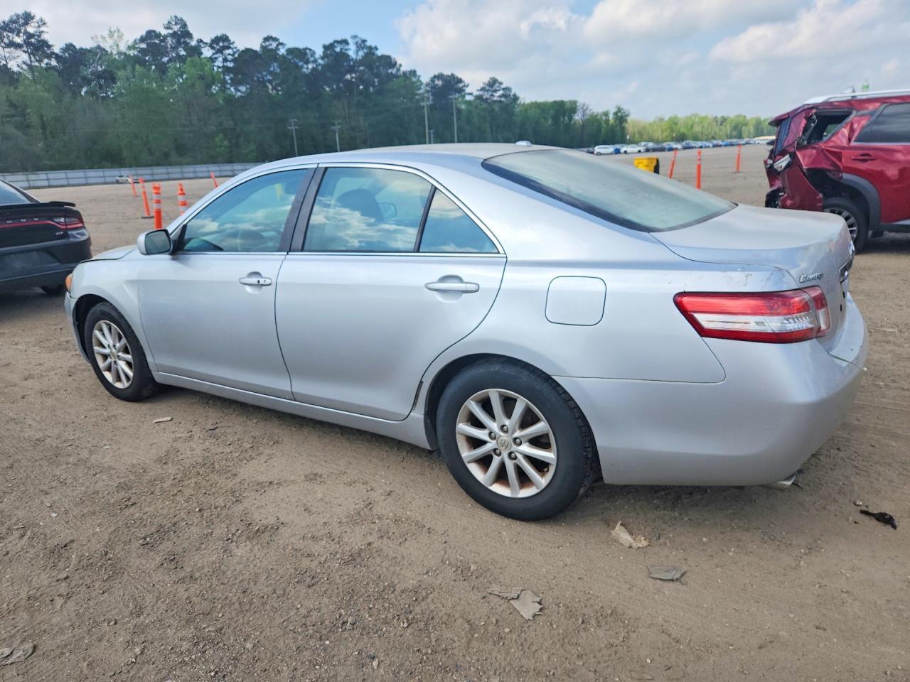 2010 Toyota Camry Xle V6 - Фото 2