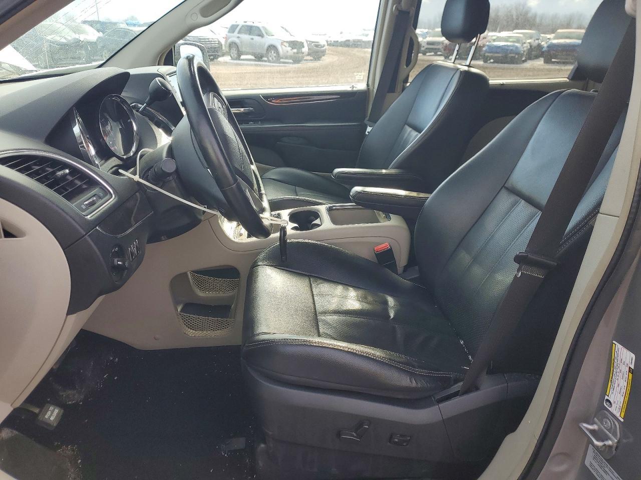 2015 Chrysler Town & Country Touring L - Фото 7