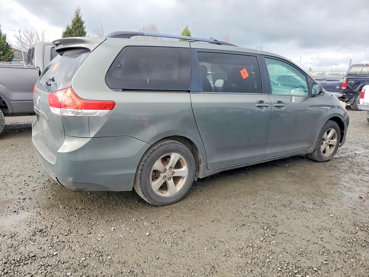 2013 Toyota Sienna Le 8-Passenger - Фото 3