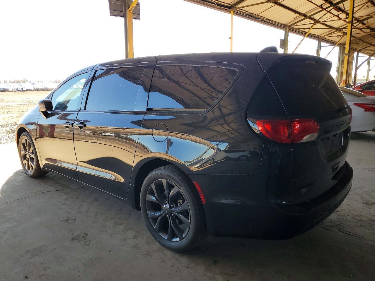 2020 Chrysler Pacifica Touring - Фото 2