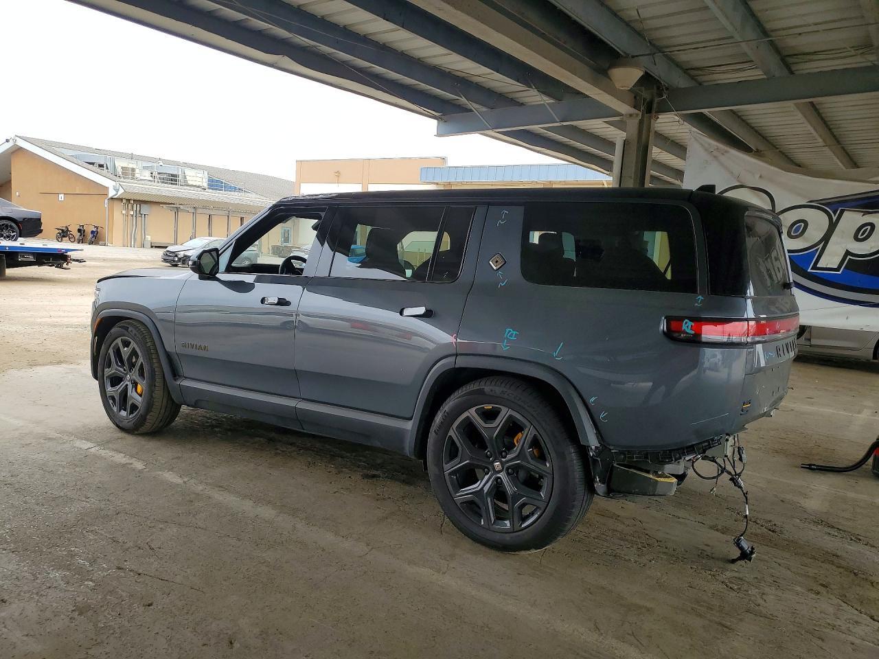 2026 Rivian R1S Premium - Фото 2