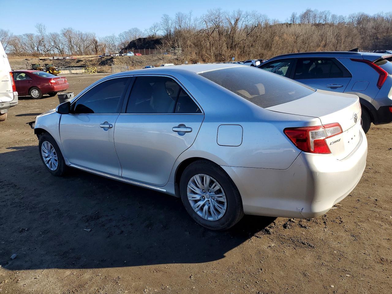2014 Toyota Camry Le - Фото 2