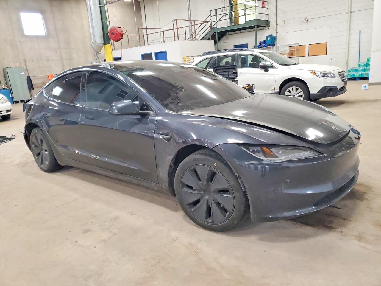 2025 Tesla Model 3 - Фото 4