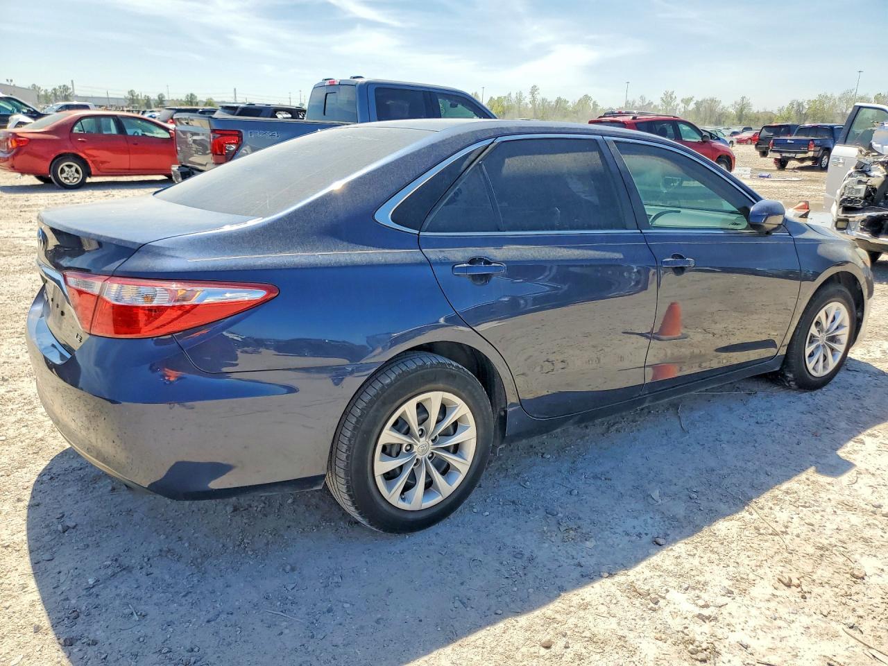 2015 Toyota Camry Le - Фото 3