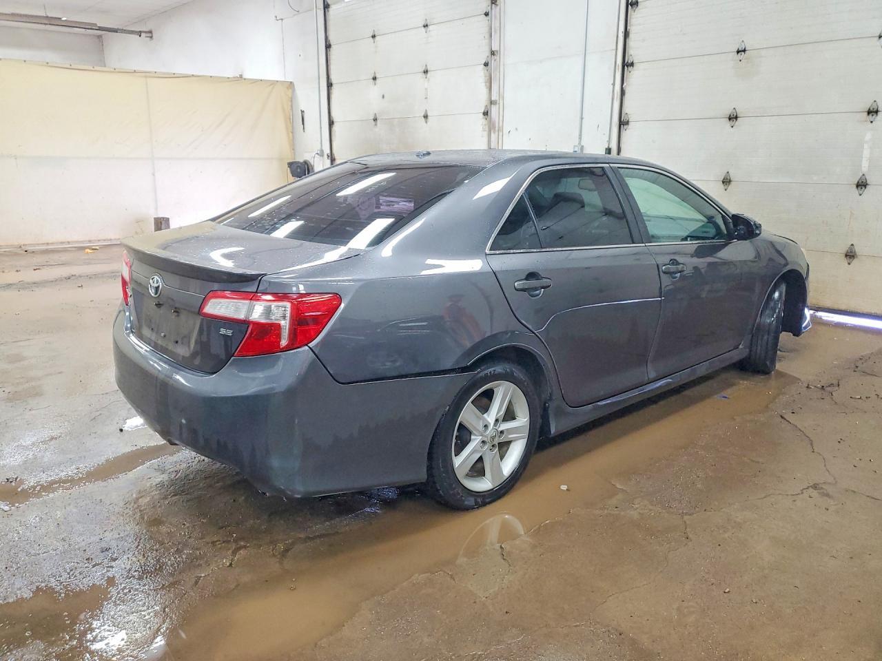 2014 Toyota Camry Se - Фото 3