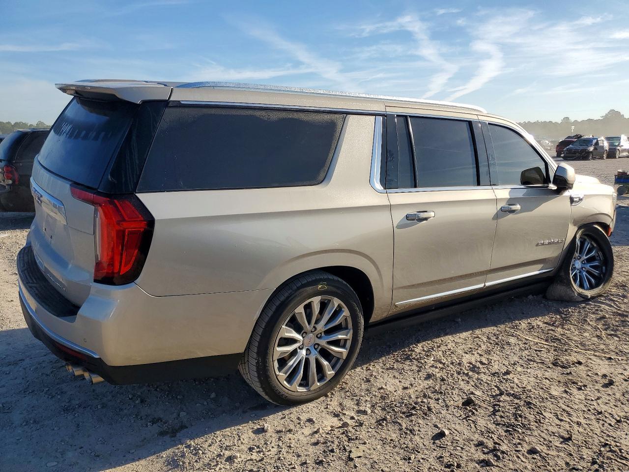 2023 GMC Yukon Xl Denali - Image 3