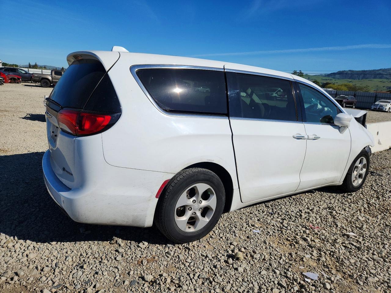 2018 Chrysler Pacifica Touring L F - Фото 3