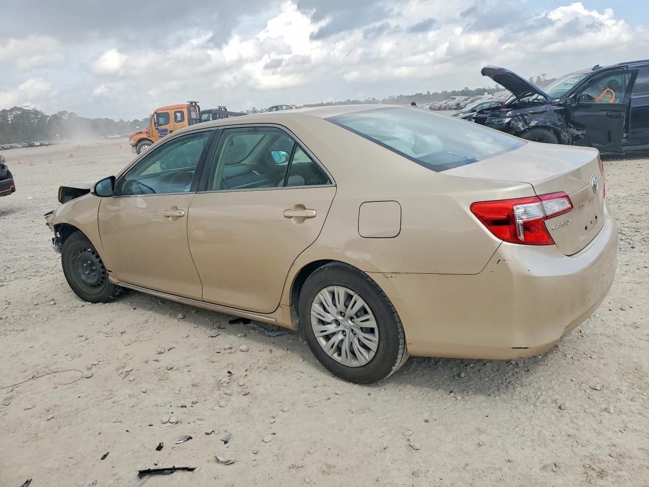 2012 Toyota Camry Le - Фото 2