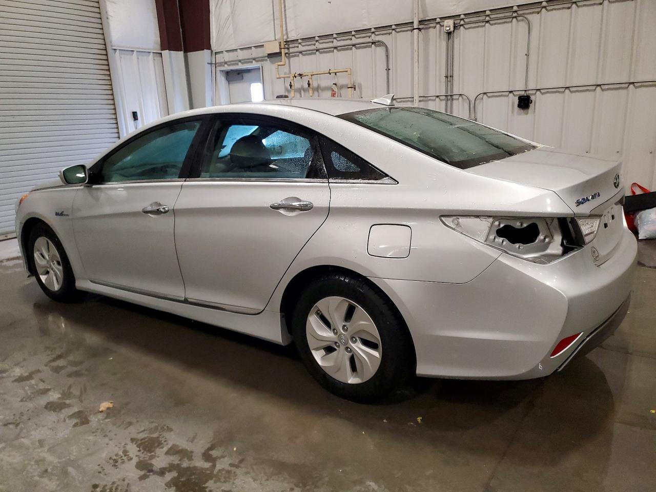 2015 Hyundai Sonata Hybrid Base - Image 2