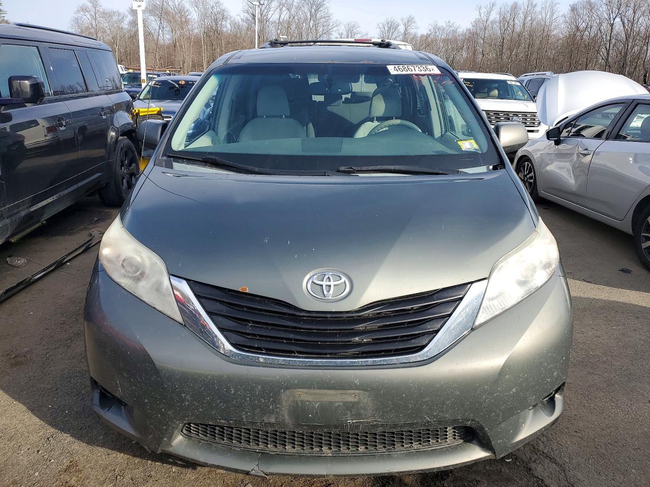 2013 Toyota Sienna Le 7-Passenger - Image 5
