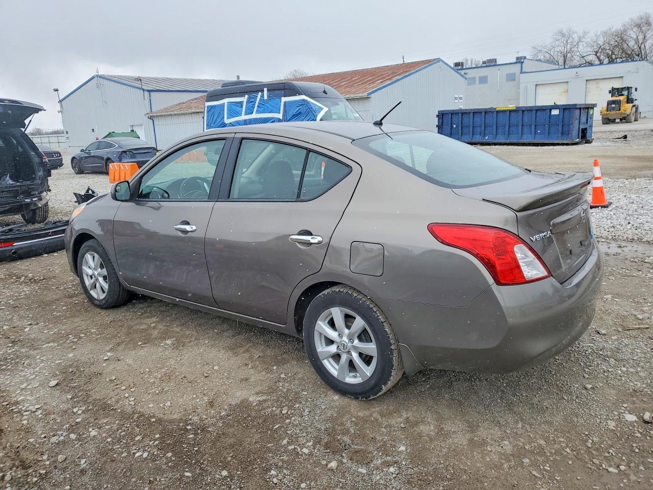 2014 Nissan Versa S - Фото 2