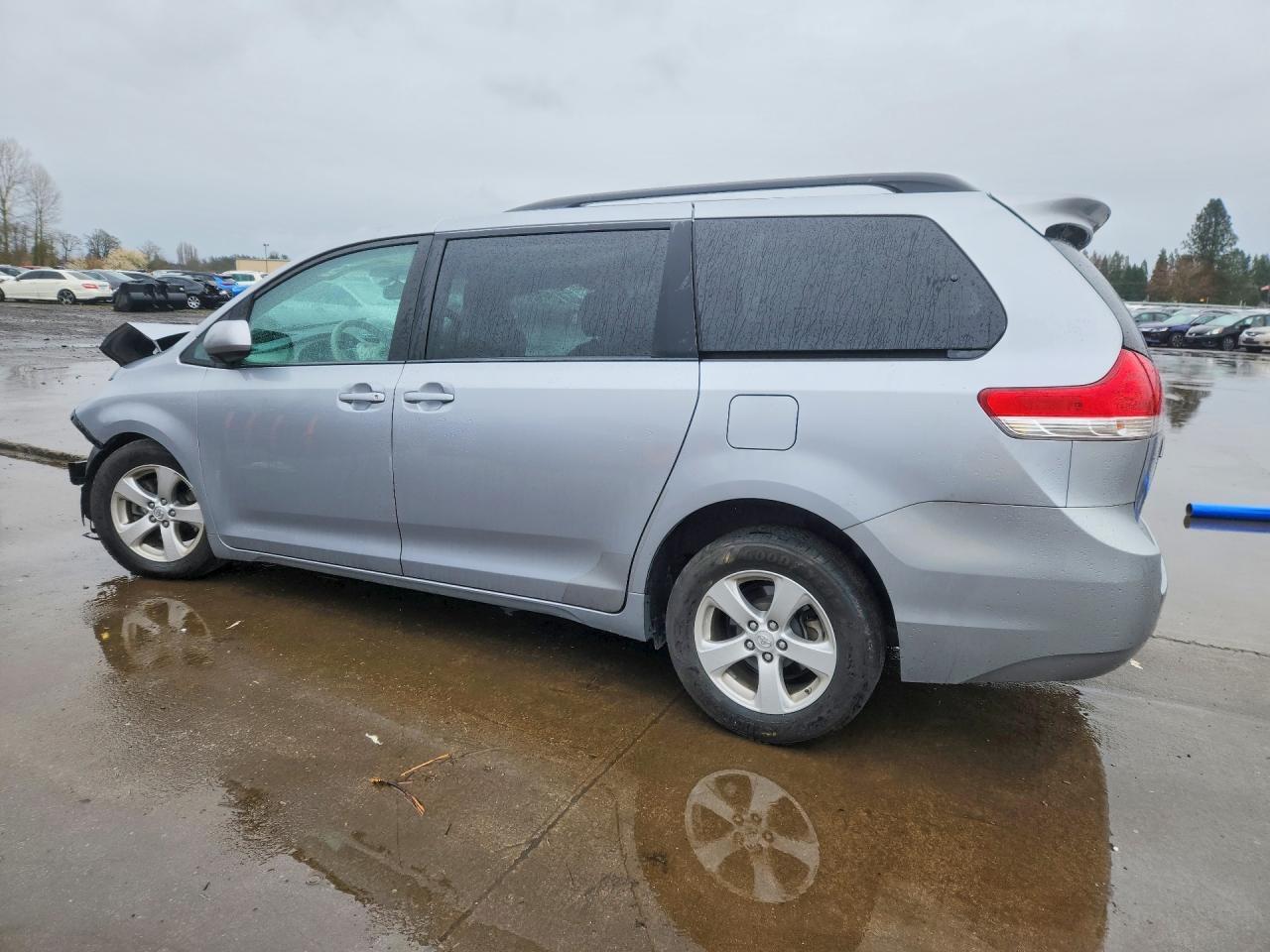 2013 Toyota Sienna Le 8-Passenger - Фото 2