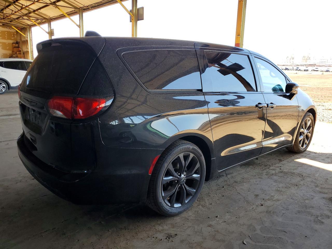 2020 Chrysler Pacifica Touring - Фото 3