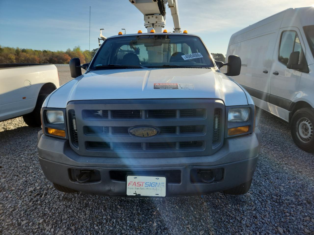 2005 Ford F450 Super - Bucket Truck - Image 5