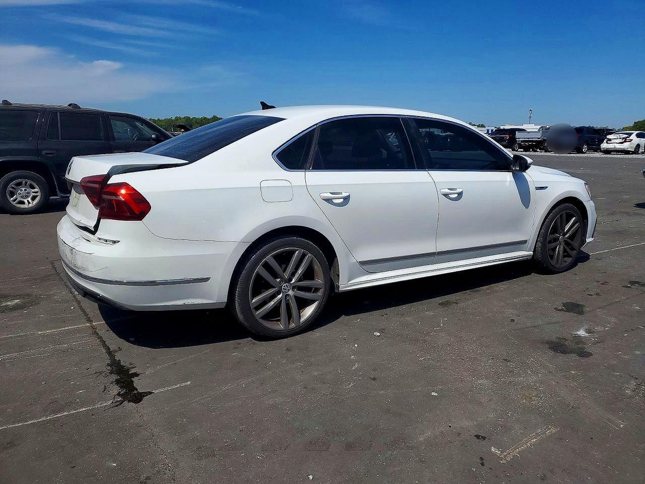 2017 Volkswagen Passat R-Line - Image 3