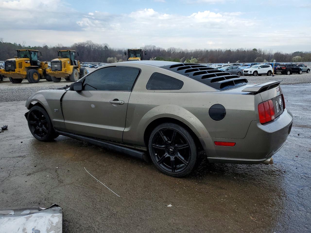 2005 Ford Mustang - Фото 2