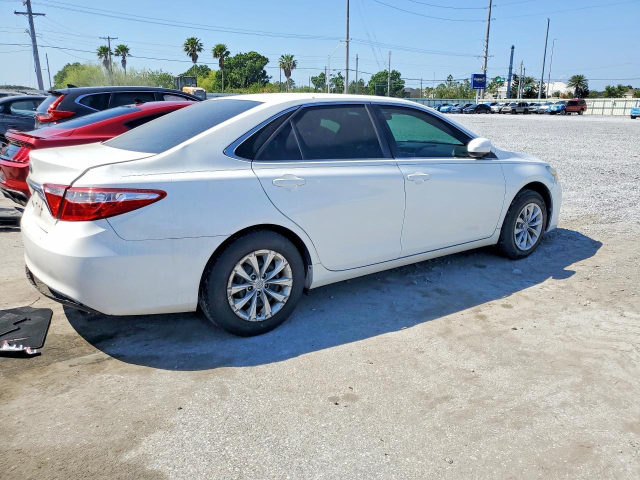 2015 Toyota Camry Le - Фото 3