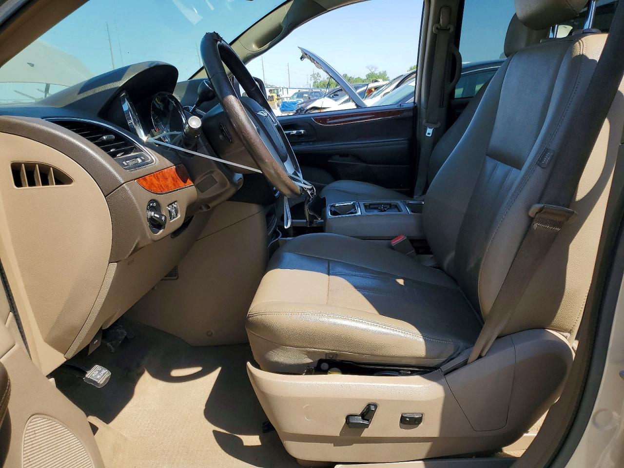 2016 Chrysler Town & Country Touring - Фото 7