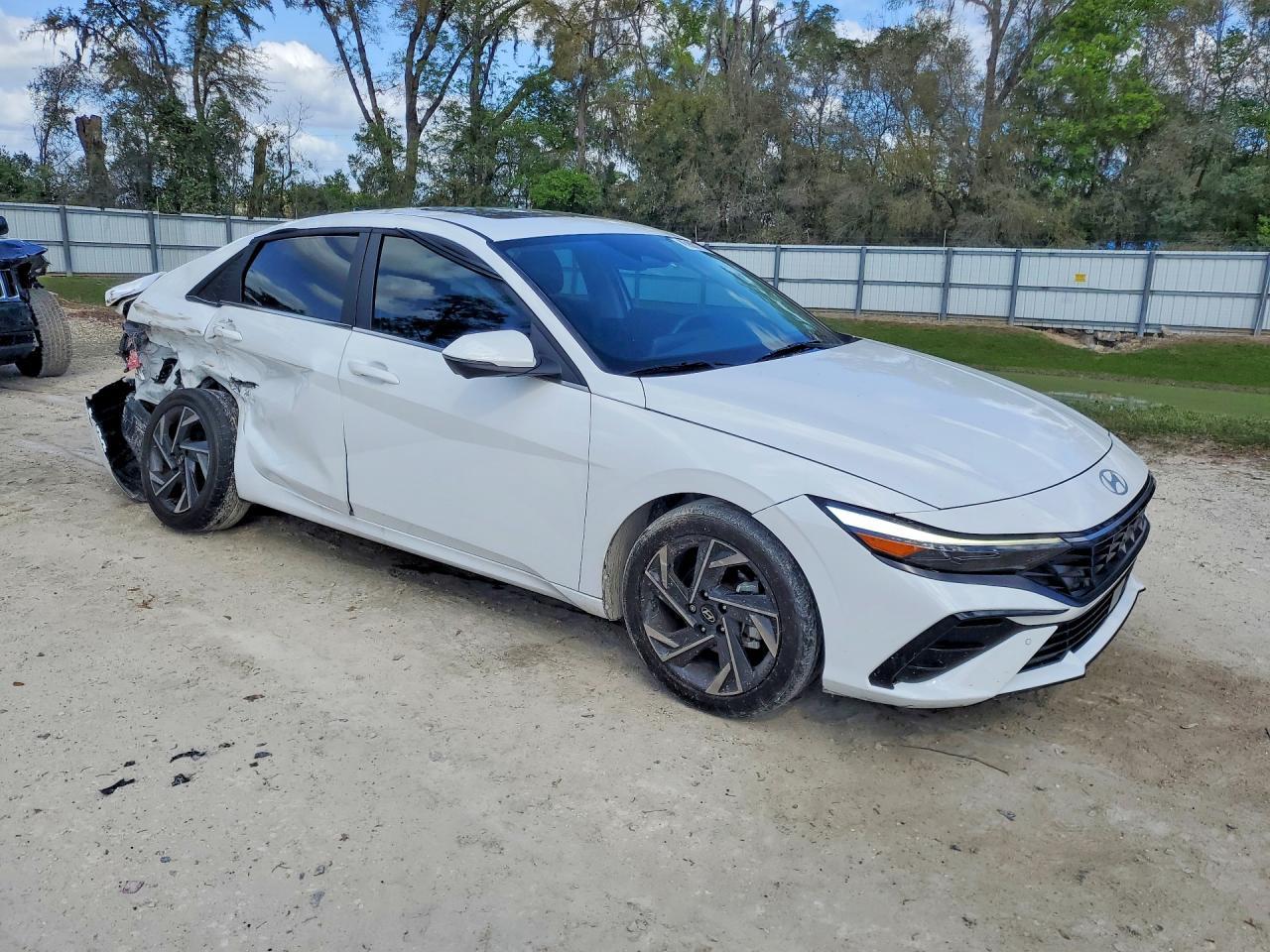 2024 Hyundai Elantra Limited - Image 4
