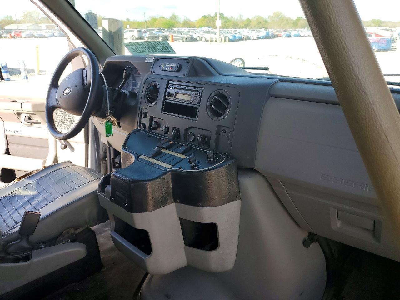 2014 Ford Econoline E350 Super Duty Cutaway Van - Image 5