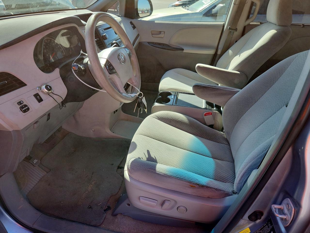 2012 Toyota Sienna Le 8-Passenger - Image 7