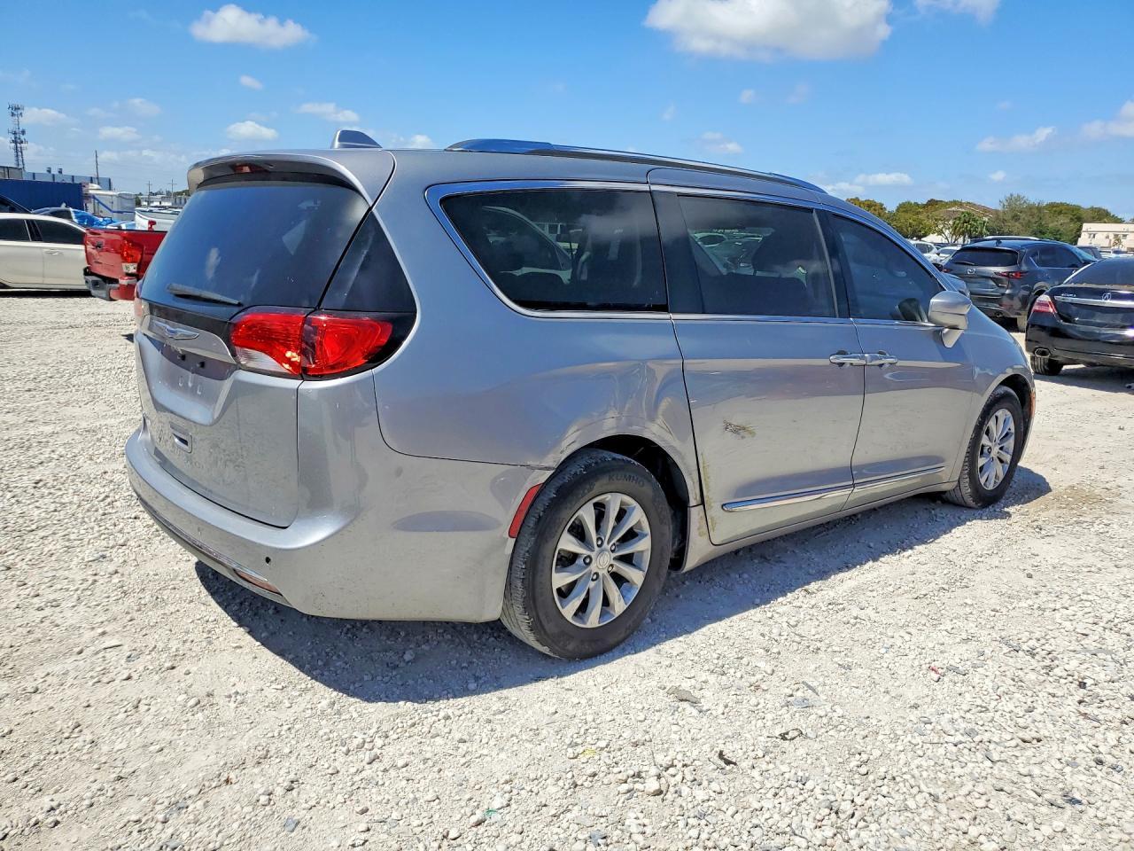 2018 Chrysler Pacifica Touring L - Image 3