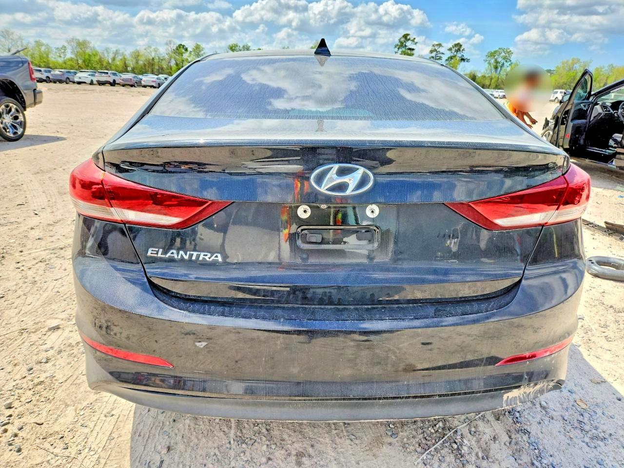2017 Hyundai Elantra - Фото 6
