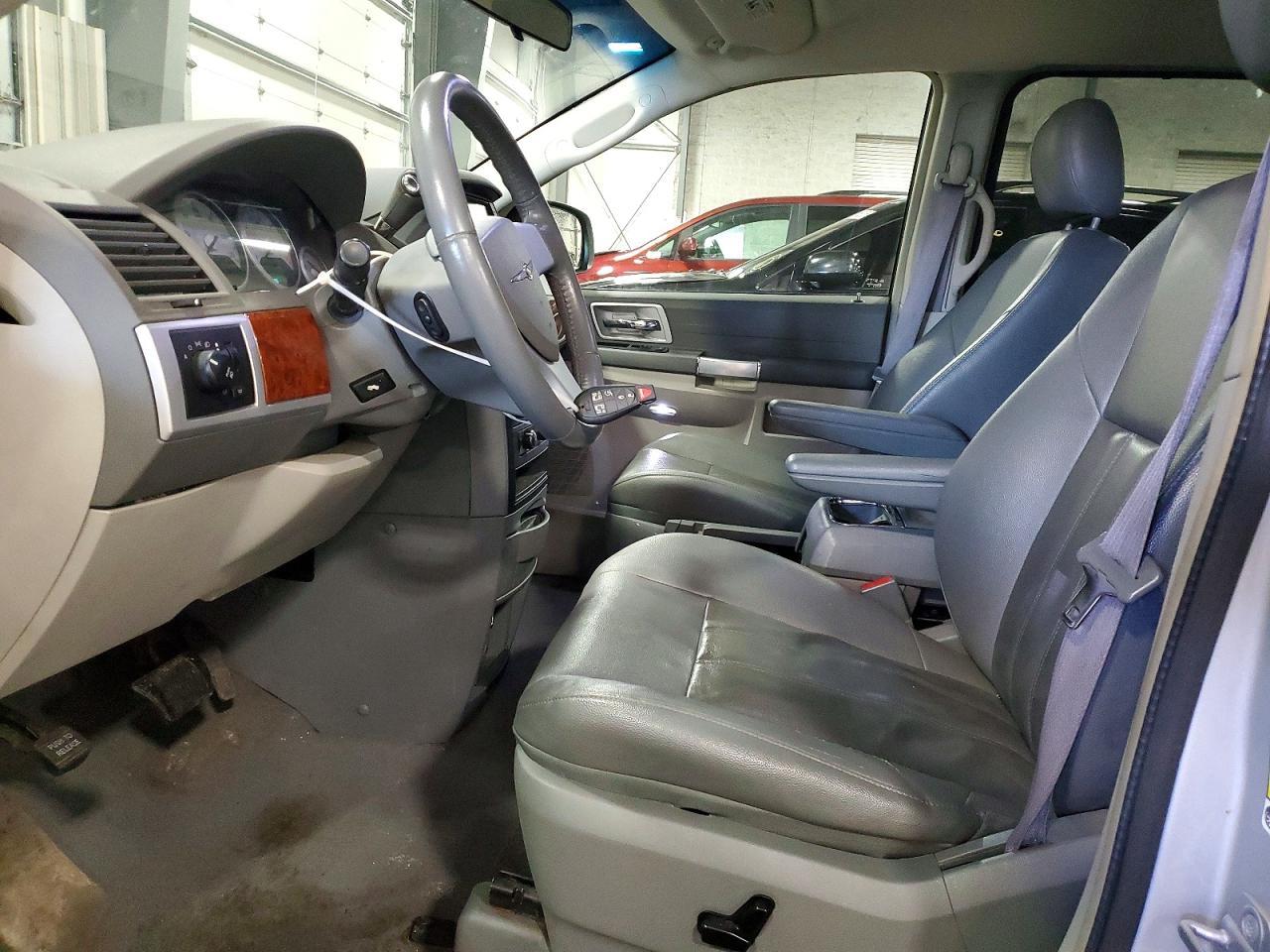 2008 Chrysler Town & Country Touring - Image 7