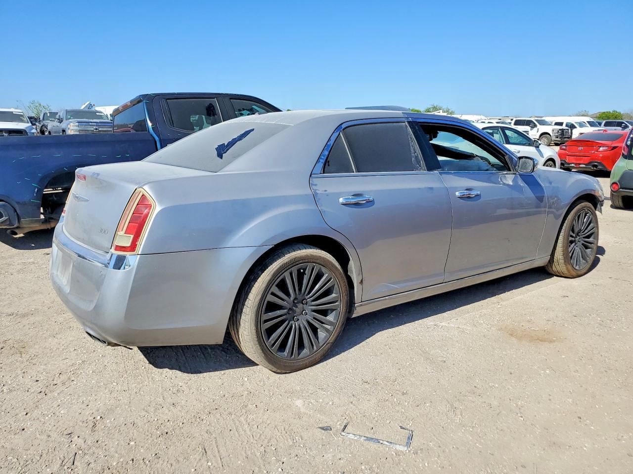 2011 Chrysler 300C - Фото 3