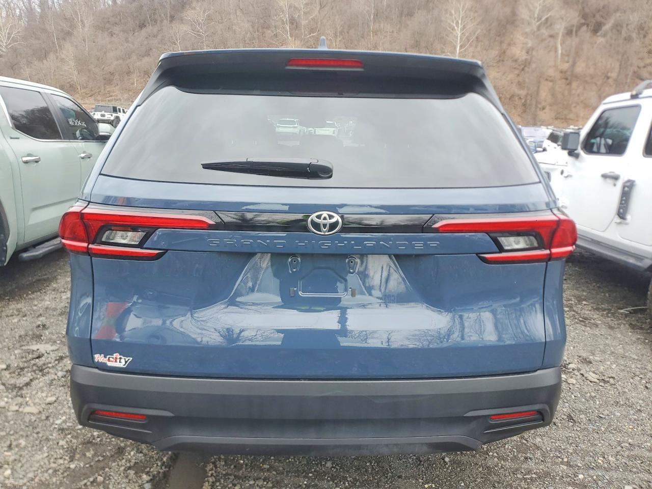 2025 Toyota Grand Highlander Le - Image 6