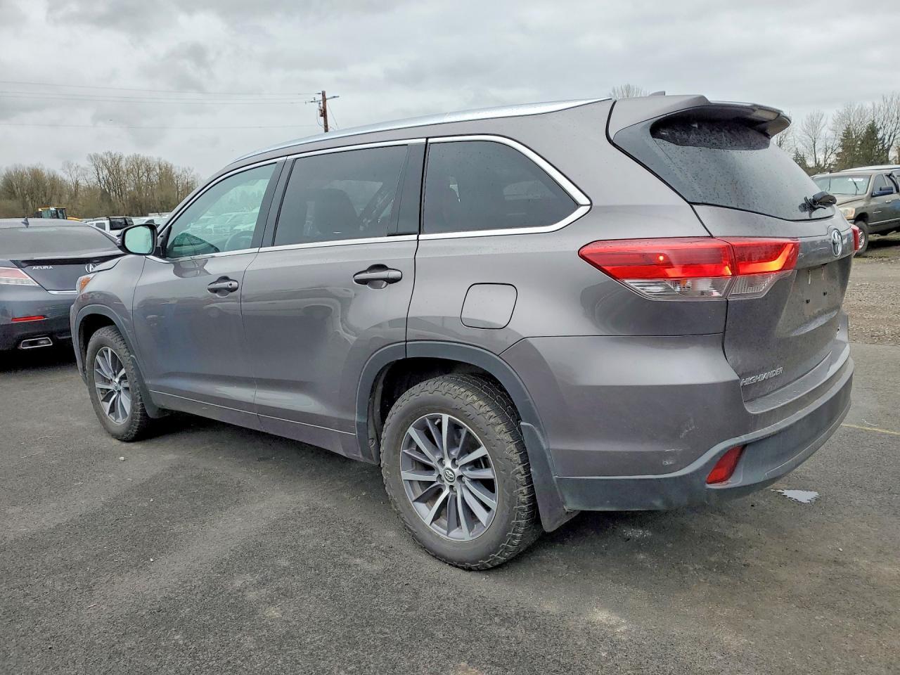 2017 Toyota Highlander Xle - Image 2