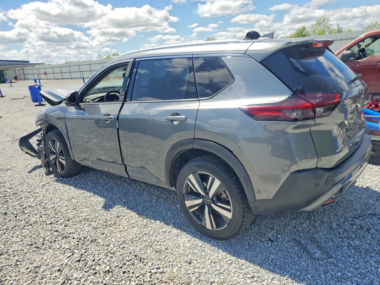 2023 Nissan Rogue Sl - Image 2
