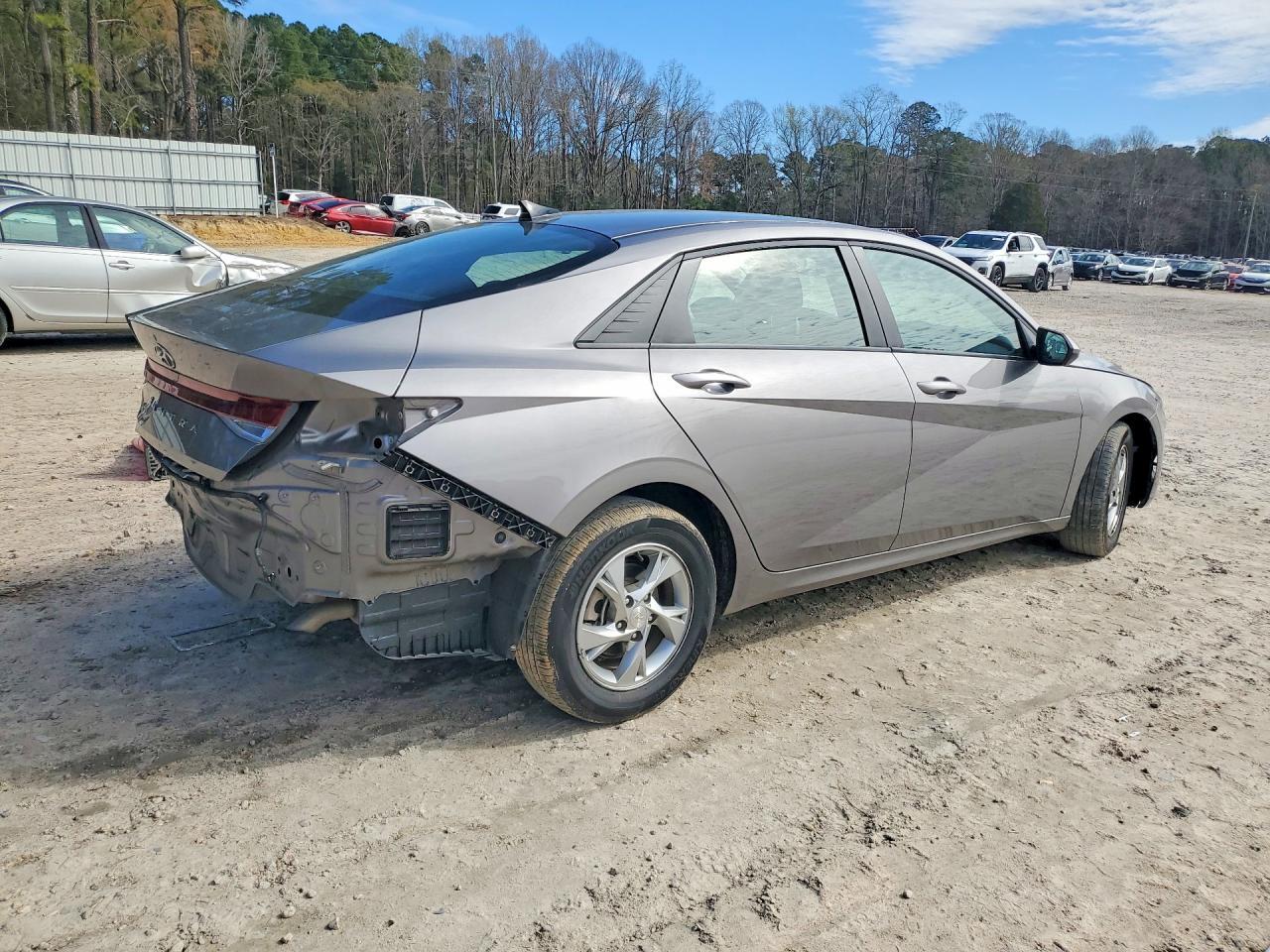 2022 Hyundai Elantra Se - Image 3